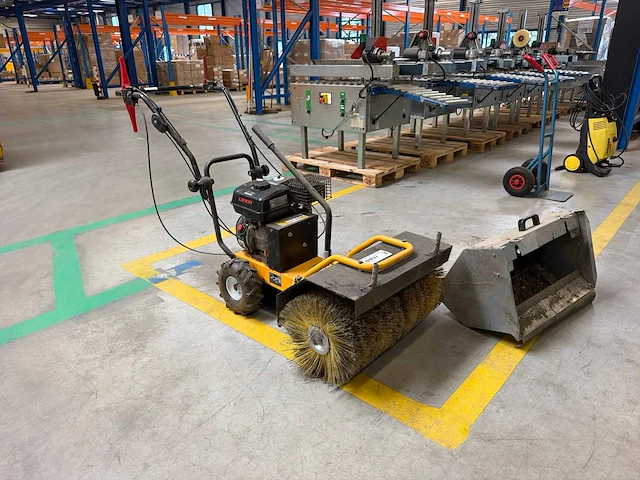 2012 lumag km-600 gemotoriseerde veegmachine met opvangbak - afbeelding 1 van  6