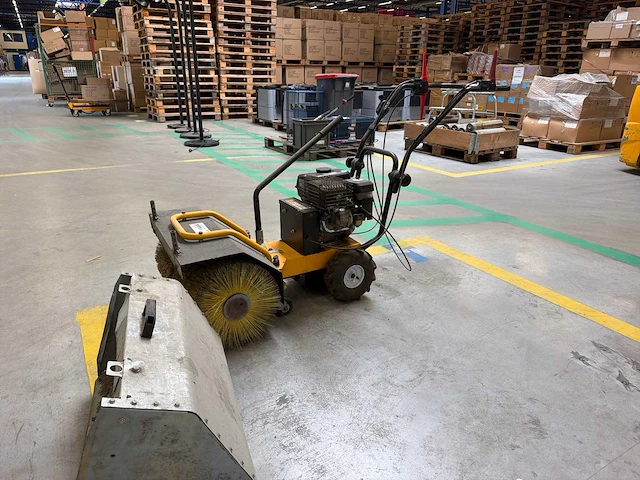 2012 lumag km-600 gemotoriseerde veegmachine met opvangbak - afbeelding 5 van  6