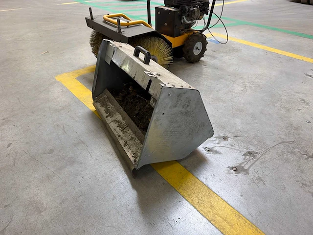 2012 lumag km-600 gemotoriseerde veegmachine met opvangbak - afbeelding 6 van  6