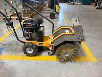 2012 lumag km-600 gemotoriseerde veegmachine met opvangbak - afbeelding 2 van  6