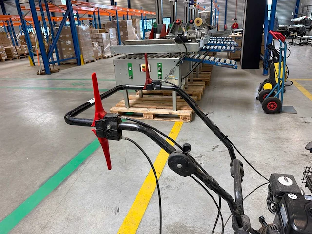 2012 lumag km-600 gemotoriseerde veegmachine met opvangbak - afbeelding 3 van  6