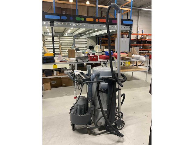2012 nilfisk t30s industriële stofzuiger - afbeelding 4 van  7