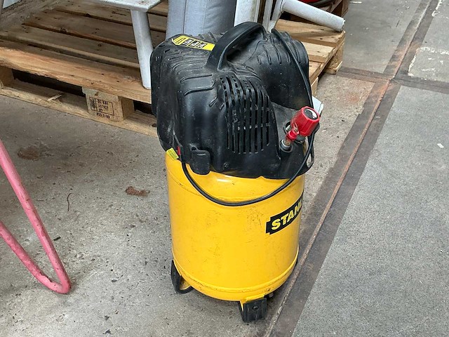 2012 stanley d200 olievrije compressor - afbeelding 4 van  4