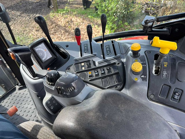 2012 steyr profi 6125 vierwielaangedreven landbouwtractor - afbeelding 1 van  6