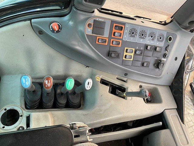 2012 valtra t121 hitech vierwielaangedreven landbouwtractor - afbeelding 17 van  30