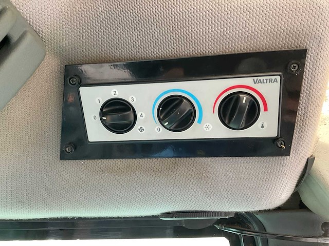 2012 valtra t121 hitech vierwielaangedreven landbouwtractor - afbeelding 24 van  30
