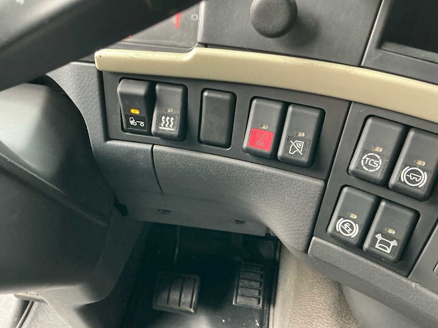 2012 volvo fh 6x2 xxl vrachtwagen - afbeelding 13 van  43