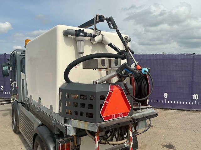 2013 - boschung pony - p4t rhd - werktuigdrager met sproeiarm - afbeelding 21 van  24