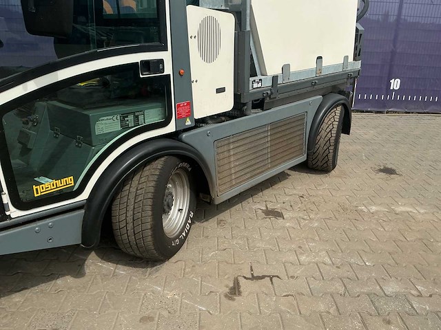 2013 - boschung pony - p4t rhd - werktuigdrager met sproeiarm - afbeelding 22 van  24