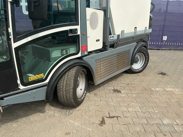 2013 - boschung pony - p4t rhd - werktuigdrager met sproeiarm - afbeelding 1 van  1