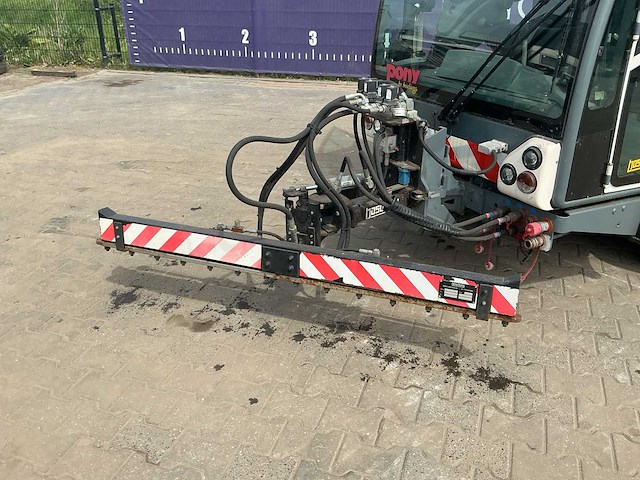 2013 - boschung pony - p4t rhd - werktuigdrager met sproeiarm - afbeelding 1 van  17