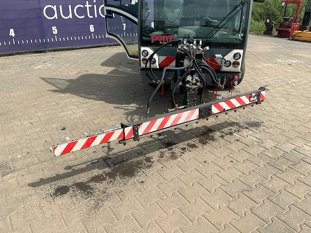 2013 - boschung pony - p4t rhd - werktuigdrager met sproeiarm - afbeelding 2 van  17