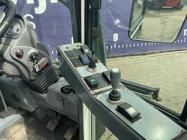 2013 - boschung pony - p4t rhd - werktuigdrager met sproeiarm - afbeelding 15 van  17