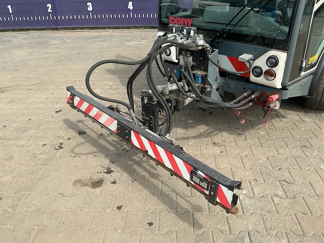 2013 - boschung pony - p4t rhd - werktuigdrager met sproeiarm - afbeelding 17 van  17