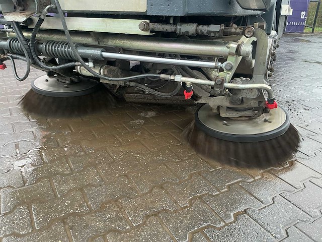 2013 - ravo - 540 rhd - veegmachine/stratenreinigingmachine - afbeelding 14 van  17