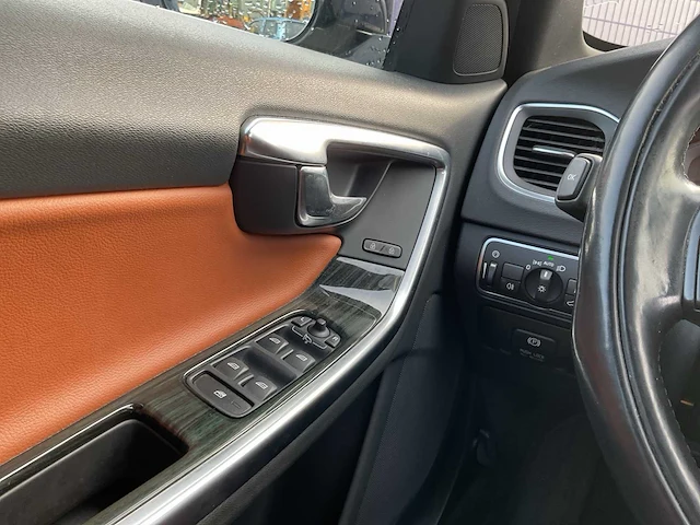 2013 - volvo - v60 - 2.4 d6 awd pl.i sum. - personenauto - afbeelding 2 van  12