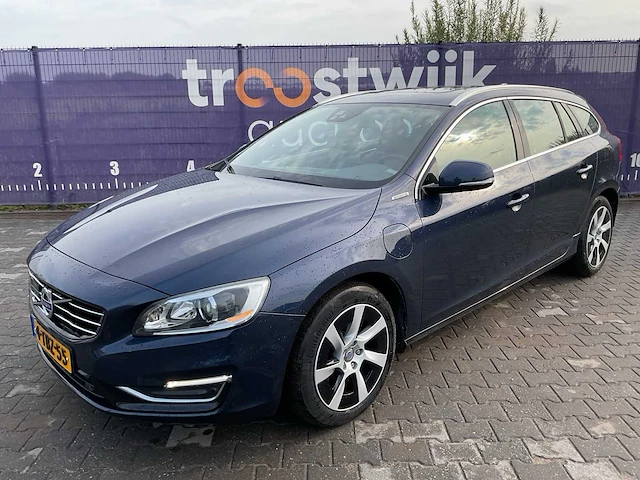 2013 - volvo - v60 - 2.4 d6 awd pl.i sum. - personenauto - afbeelding 1 van  12
