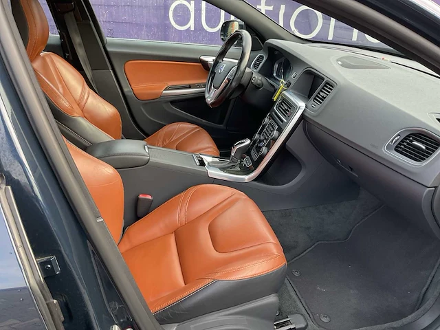 2013 - volvo - v60 - 2.4 d6 awd pl.i sum. - personenauto - afbeelding 8 van  12
