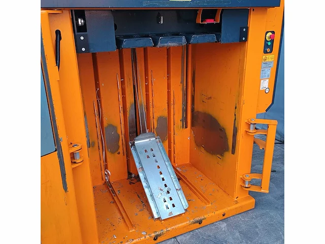 2013 bramidan x25ad afvalpers / kartonpers verticale balenpers - afbeelding 4 van  13