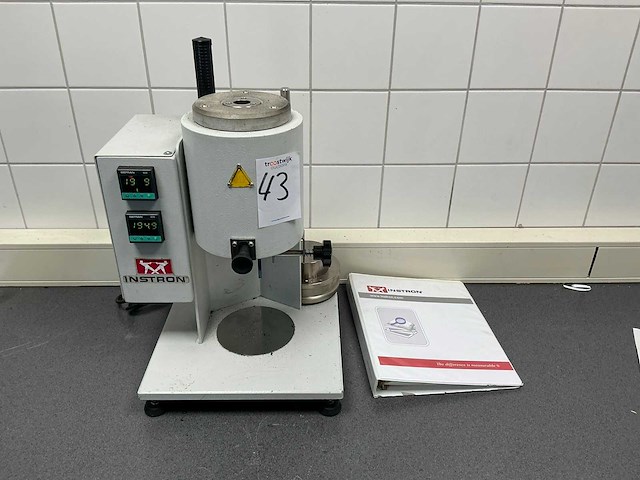 2013 instron ceast mf10. mf10.000 melt flowtester - afbeelding 1 van  9