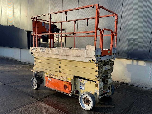 2013 jlg 3246 es schaarhoogwerker - afbeelding 1 van  15