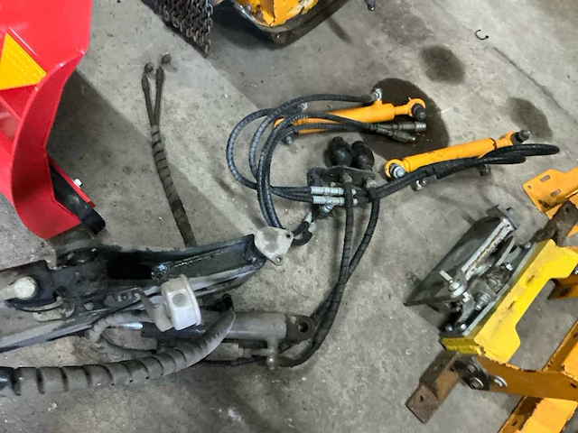 2013 kärcher mic 45 advanced werktuigendrager met onrkuidborstel en kantensnijder - afbeelding 26 van  33