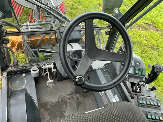 2013 kärcher mic 45 advanced werktuigendrager met onrkuidborstel en kantensnijder - afbeelding 12 van  33