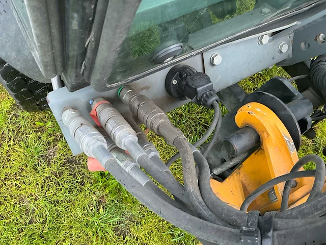 2013 kärcher mic 45 advanced werktuigendrager met onrkuidborstel en kantensnijder - afbeelding 9 van  32