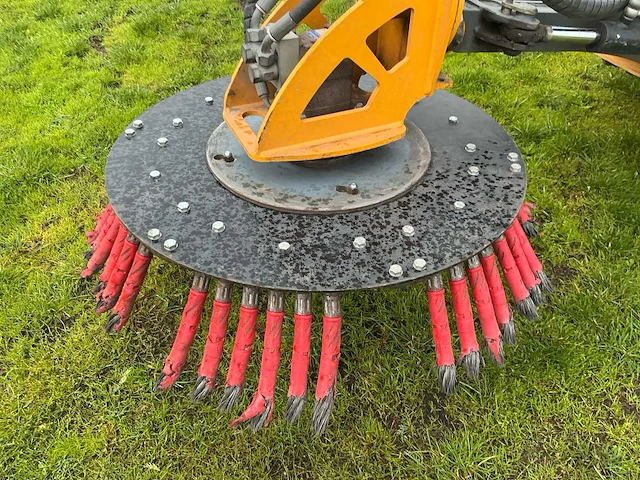 2013 kärcher mic 45 advanced werktuigendrager met onrkuidborstel en kantensnijder - afbeelding 27 van  32