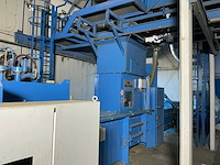 Distributie centrum blokker. machines, inpaklijnen, rollend materieel en heftafels