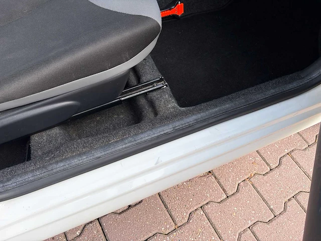 2013 peugeot 107 1.0 access basic personenauto - afbeelding 28 van  49