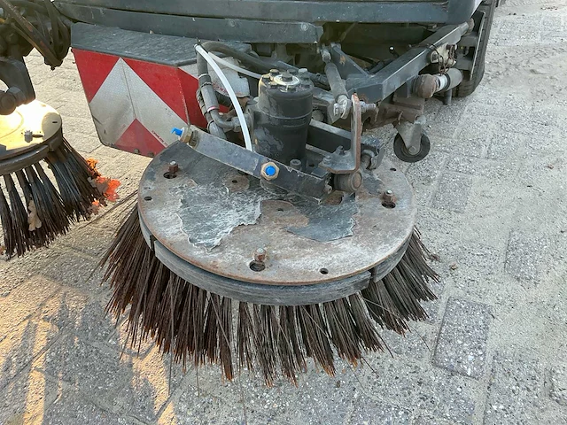 2013 schmidt compact 200 zelfrijdende veegmachine – 2-borstelsysteem – airco – camera – nl kenteken - afbeelding 15 van  32