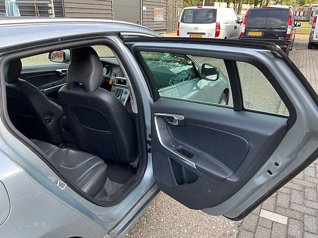 2013 volvo v60 2.4 d6 awd personenauto 1-stp-08 - afbeelding 31 van  46