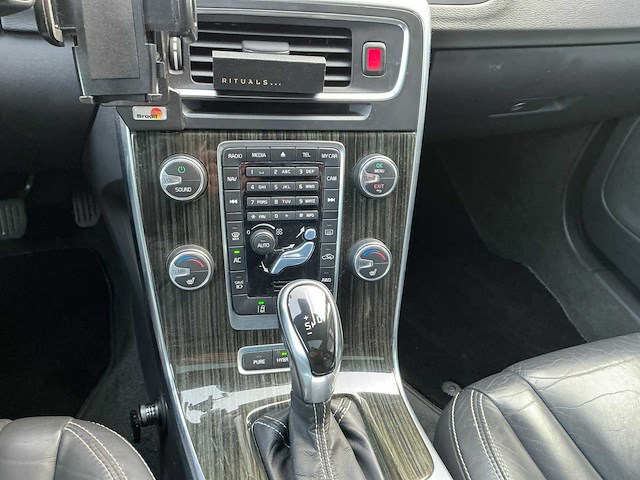 2013 volvo v60 2.4d6 awd plug in hybrid summum - afbeelding 16 van  36