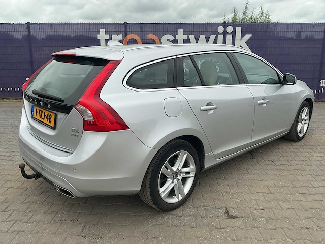 2014 - volvo - v60 - 2.4 d6 awd pl.i sum. - personenauto - afbeelding 4 van  13