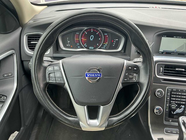 2014 - volvo - v60 - 2.4 d6 awd pl.i sum. - personenauto - afbeelding 2 van  13