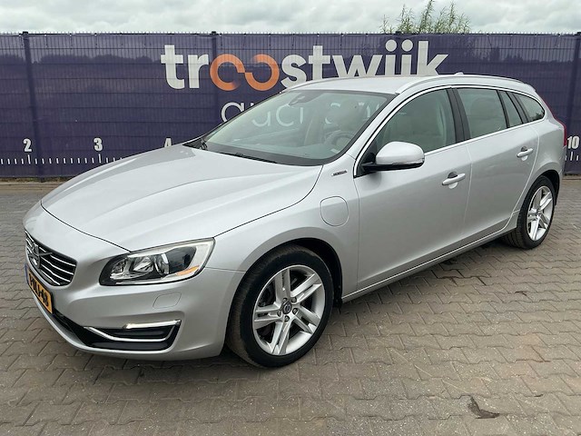 2014 - volvo - v60 - 2.4 d6 awd pl.i sum. - personenauto - afbeelding 1 van  13