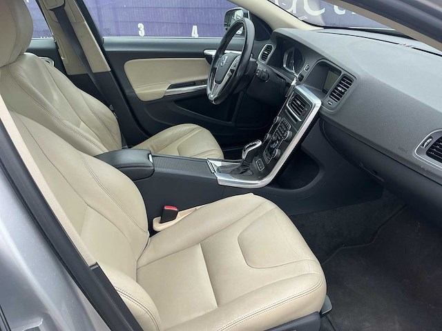 2014 - volvo - v60 - 2.4 d6 awd pl.i sum. - personenauto - afbeelding 9 van  13