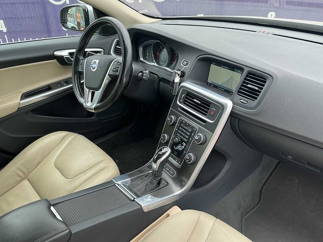 2014 - volvo - v60 - 2.4 d6 awd pl.i sum. - personenauto - afbeelding 10 van  13