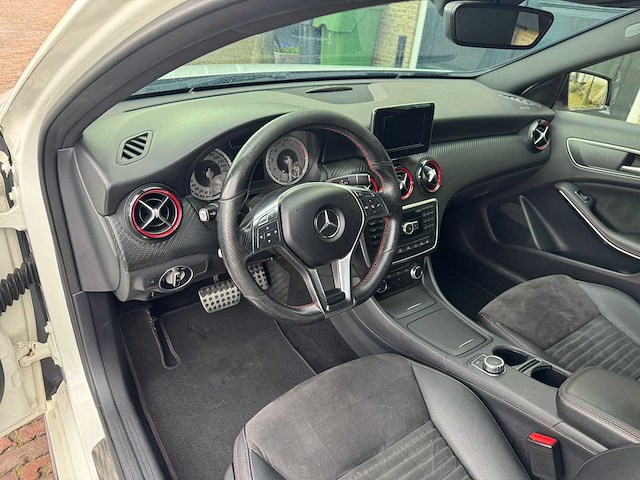 2014 mercedes-benz a-klasse 250 amg sport 300pk ambition g-313-tz - afbeelding 16 van  33