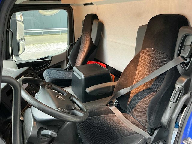 2014 mercedes-benz antos vrachtwagen met gesloten opbouw - afbeelding 2 van  32