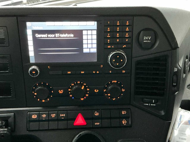 2014 mercedes-benz antos vrachtwagen met gesloten opbouw - afbeelding 6 van  32