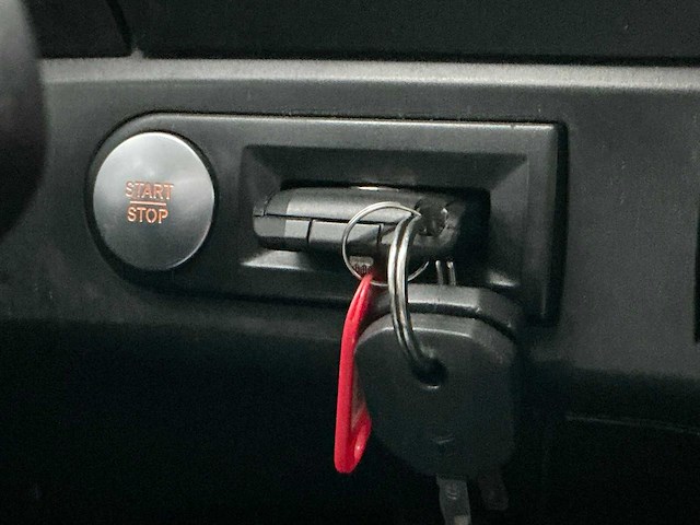 2014 mercedes-benz antos vrachtwagen met gesloten opbouw - afbeelding 8 van  32