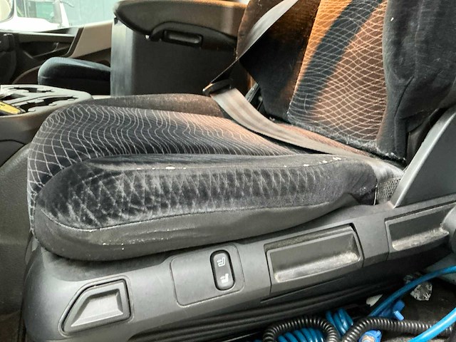 2014 mercedes-benz antos vrachtwagen met gesloten opbouw - afbeelding 9 van  32