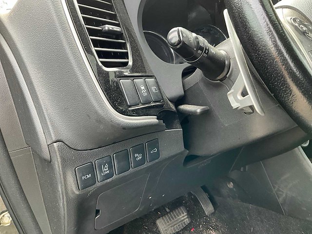 2014 mitsubishi outlander 2.0 phev instyle+ personenauto 6-tht-94 - afbeelding 15 van  39
