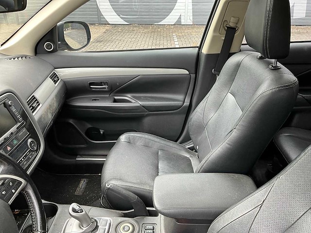 2014 mitsubishi outlander 2.0 phev instyle+ personenauto 6-tht-94 - afbeelding 19 van  39