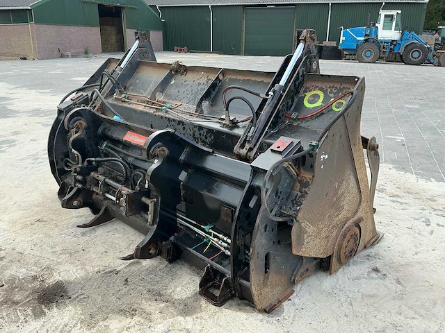2014 oilquick shovel hoogkipbak met hydraulische klem - afbeelding 3 van  6