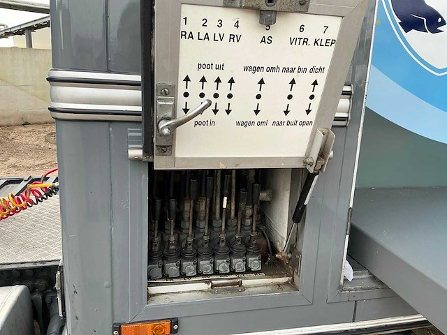 2014 scania p370 opleggertrekker met 2001 de vries jv10000 visverkoop oplegger - afbeelding 2 van  45