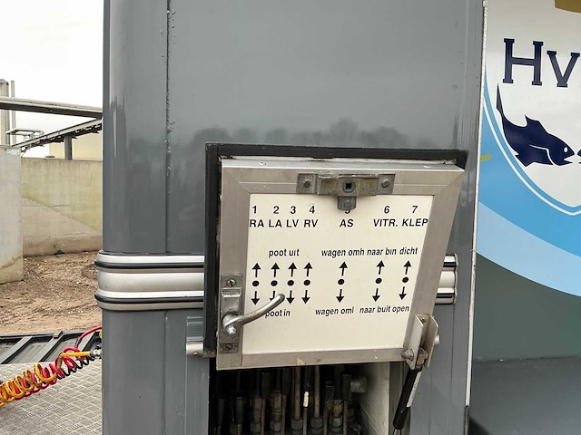 2014 scania p370 opleggertrekker met 2001 de vries jv10000 visverkoop oplegger - afbeelding 3 van  45