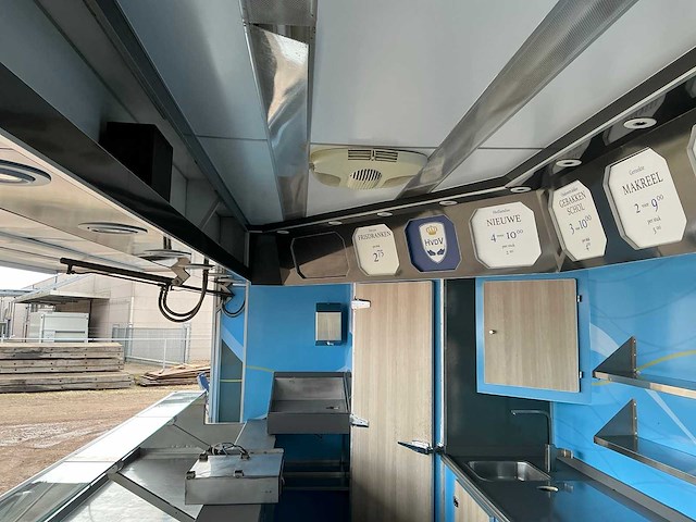 2014 scania p370 opleggertrekker met 2001 de vries jv10000 visverkoop oplegger - afbeelding 8 van  45